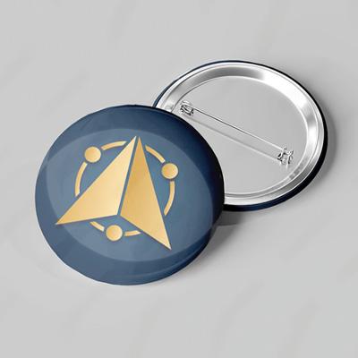 Button metálico azul com símbolo dourado em formato de seta